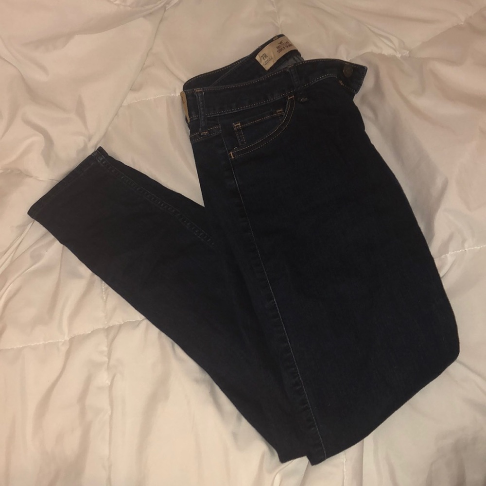 Dark wash hollister jeans (size: 7R)